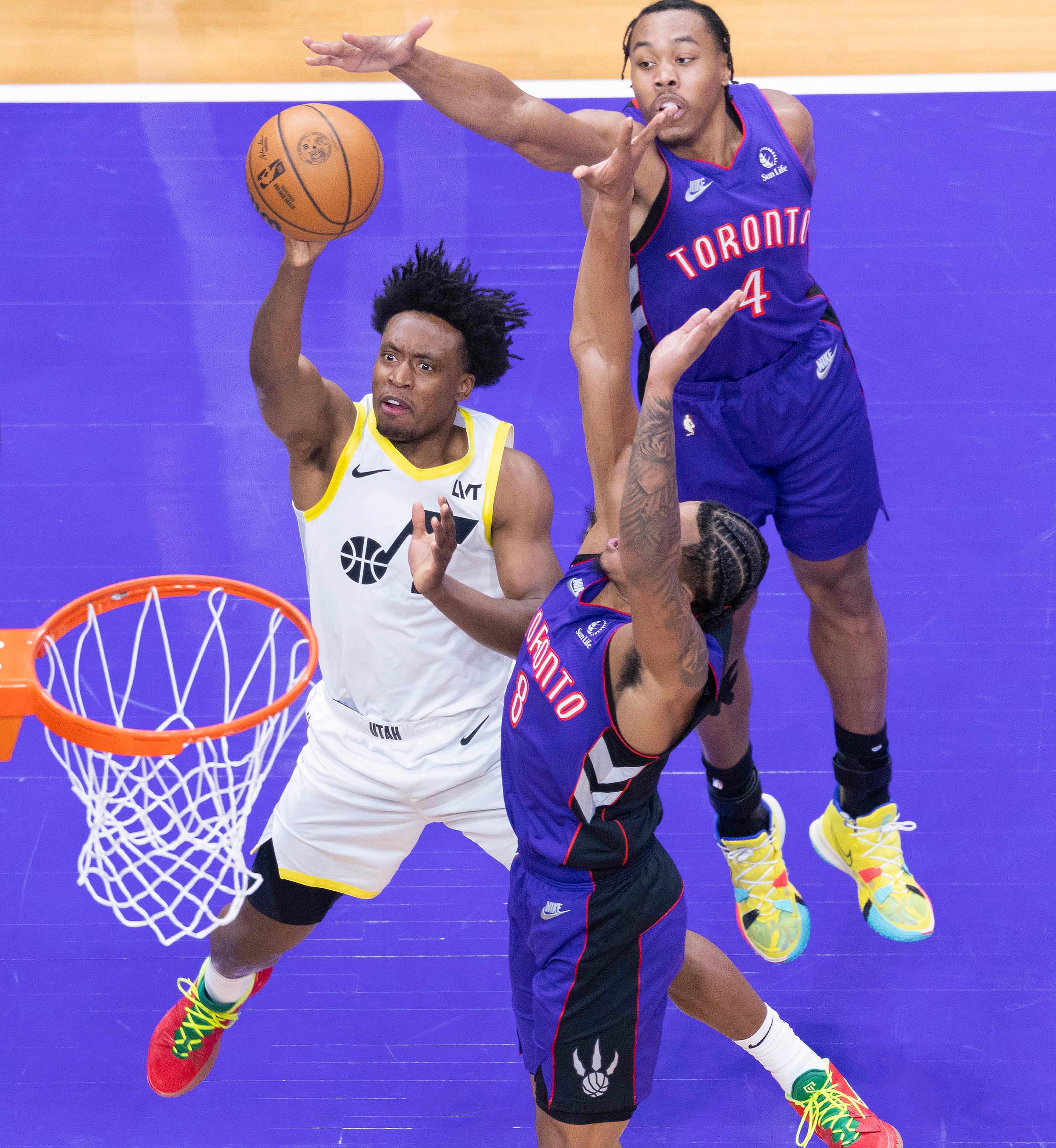 猛龙队主场战胜篮网队,继续领跑东部联盟 猛龙队主场战胜篮网队,继续领跑东部联盟